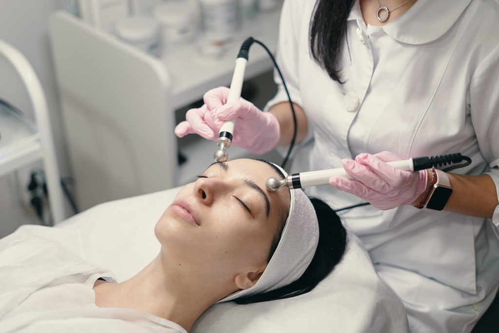 Rejuvenating facial treatment